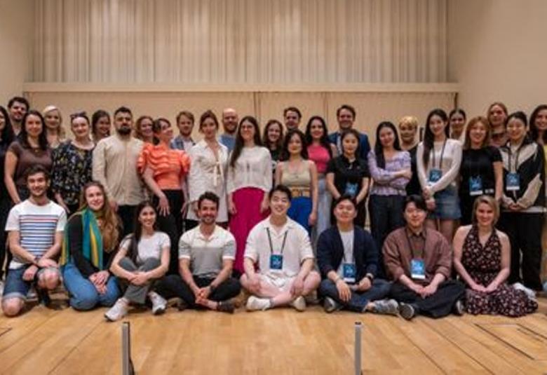 Kuvassa ovat kaikki Laulukilpailijat.  Osa istuu lattialla ja muut seisovat kahdessa rivissä. Kaikki ovat eri värisissä vapaa-ajan vaatteissa. 