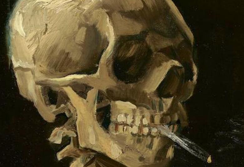 Kuvassa on kellertävällä maalattu luurangon pää, jolla on tupakka suussaan. Tausta on musta.