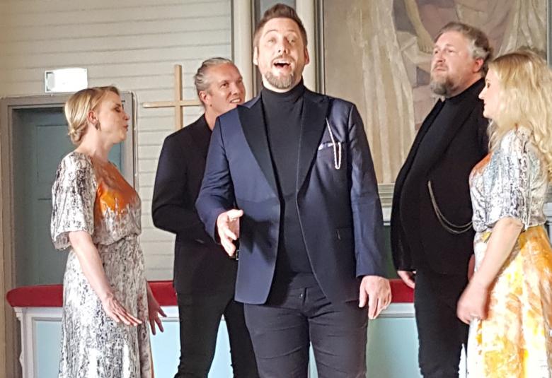 Kuvassa ovat vasemmalla sivuttain kelta-vaaleassa mekossa Maija Sariola, edessä Jouni Kaunisto ja hänen takanaan Juha Viitala. Oikealla Saima Haapanen sivuttain ja hänen takanaan Tuukka Haapaniemi.