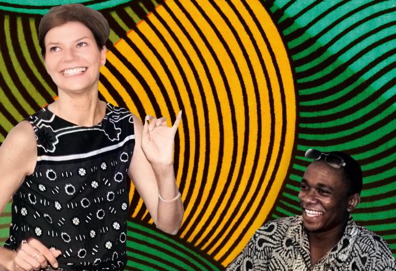 Kuvassa on vasemmalla nuori nainen hihattmoassa musta-valkokuvioisessa mekossa. Oikealla alhalla istuu afrikkalainen nuori mies. Taustalla on isoja pyöreitä vihreän keltaisia mustaraitaisia kuvoita.