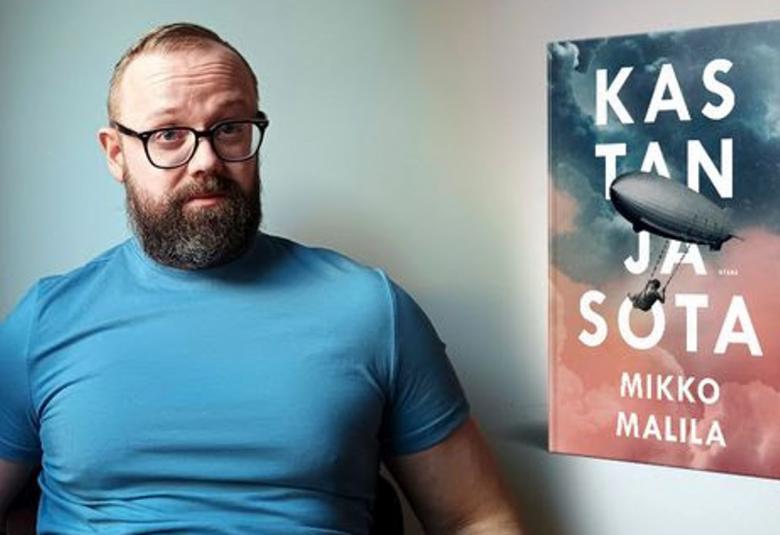 Kuvassa on Mikko Mallila istumassa ja hän on puolivartalokuvassa vaalean sininen t-paita päällään. Oikealla on kirjan kansi ja siinä on kirjan nimi Kastanjasota ja alla kirjoittajan nimi Mikko Mallinen. Yläosassa on harmaata pilvimäistä väriä ja alempana punertavaa.