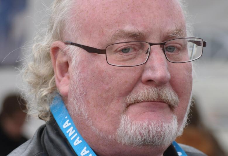 Kuvassa on Neil Hardwick kasvokuvassa ja hänellä on vaaleat hiukset  takana ja paljasta otsaa. 