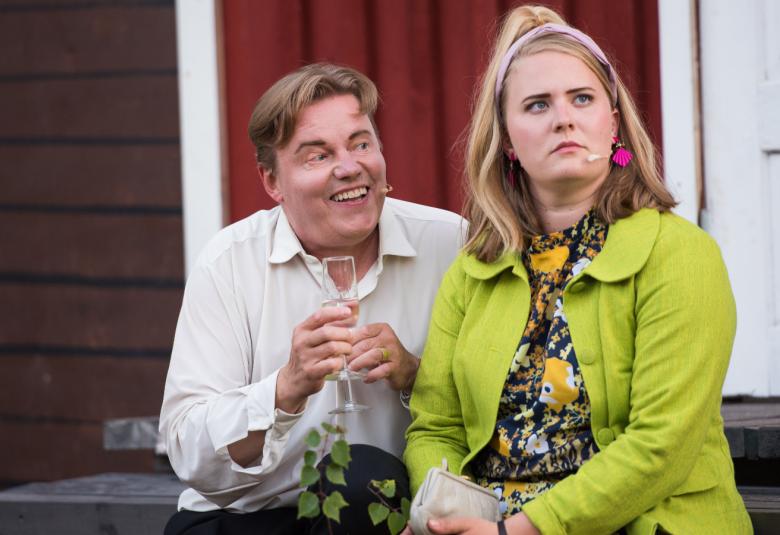 Kuvassa ovat istumassa aitan portaalla nuori mies ja nainen. Mies valkoisessa paidassa yrittää tehdä vaikutusta naiseen ja katsoo häntä. Naisella on vaalean vihreä jakku ja hän katsoo poispäin.