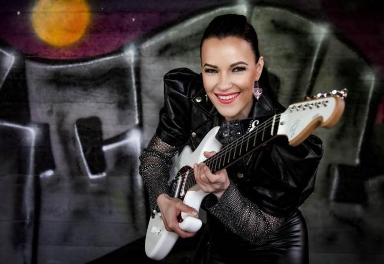 Kuvassa on Erja Lyytinen oikealla puolivartalokuvassa  istumassa valkoinen kitara sylissään. Lyytisellä on musta korkeaolkapäinen jakku. Taustalla on isoja harmaita koukeroisia kirjaimia ja yläosasta violettia väriä sekä oranssi kuu.