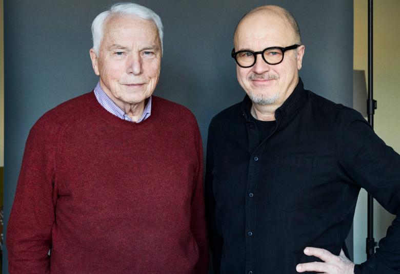 Kuvassa ovat vasemmalla Hans von Ploez viininpunaisessa puserossa ja oikealla J.P. Pulkkinen mustassa takissa ja puserossa.