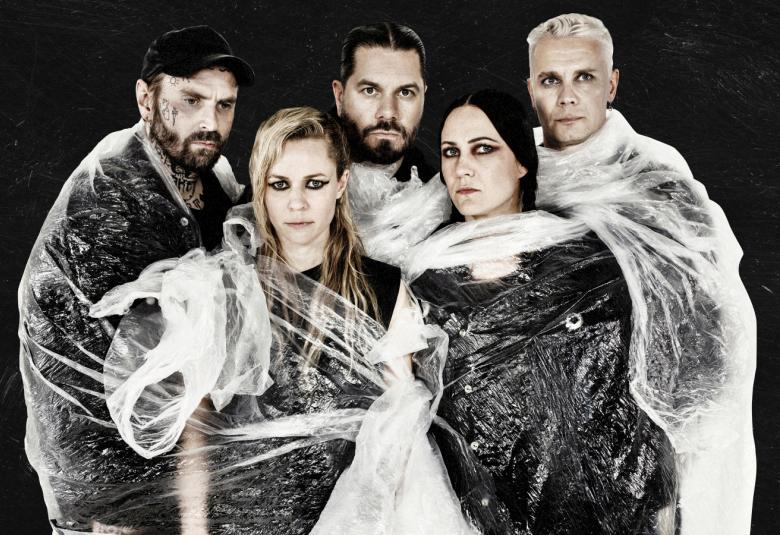 Kuvassa on PMMP:n viisi jäsentä ja alempana keskellä ovat vasemmalla Paula Vesala ja vieressä Mira Luoti. Takana ovat seisomassa bändin kolme miesjäsentä. He ovat osittain kääriytyneenä läpinäkyvään muoviin. Kuva on musta-valkoinen ja tausta on musta.