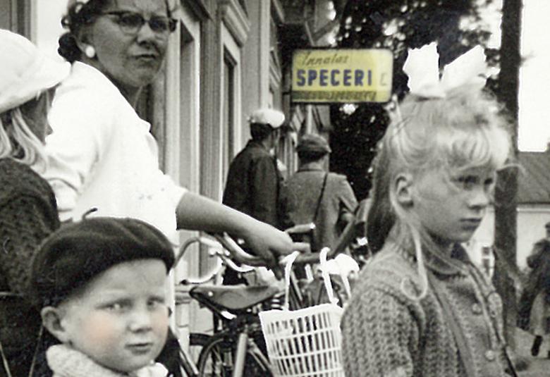 Kuvassa näkyy etualalla vasemmalla alhaalla Pirkka-Pekka Peteliuksen kasvot lapsena tumma baskeri päässään. Hänen edessään on tyttö rusetti päässään ja on pitempi Peteliusta.Takana on nainen polkupyörän kanssa ja tarakalla on selin tyttö.  Taustalla näkyy puurakennuksia ja ihmisiä kävelemässä. Kuva on musta-vakoinen ja osa kirjan kannesta.