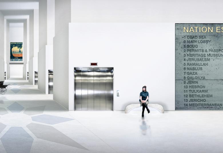 Kuvassa on valkoisessa isossa tilassa vasemmalla valkoiset kapenevat pylväät ja vieressä on oikealla matala hylly. Sen oikealla puolella on valkoisella sohvalla istumassa nainen mustissa vaatteissa.  Hänen oikealla puolellaan on harmaa taulu, jossa on harmaa taulu, jonka otsikkona on Nation Estate. 