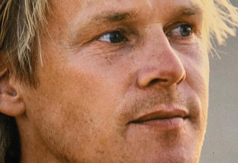 Kuvassa on Ari Vatasen kasvot nuoruusajalta. Hänen katseensa on oikealle. Kuva on osa kirjan kannesta.