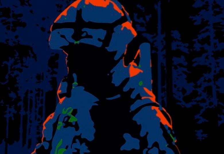 Kuvassa on tummalla pohjalla tumman sini-oranssi kypärän suojus ja asepukua varusmiehen päällä puolivartalokuvassa. Kuva on osa kirjan kannesta.