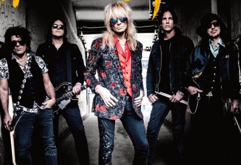 Kuvassa on keskellä Michael Monroe musta-kirjavassa takissa ja mustissa housuissa. Hänellä on vaaleat pitkät hiukset. Hänen molemmilla puolillaan on kaksi bändin jäsentä mustissa vaatteissa. He ovat betonisessa kellaritilassa seisomassa.