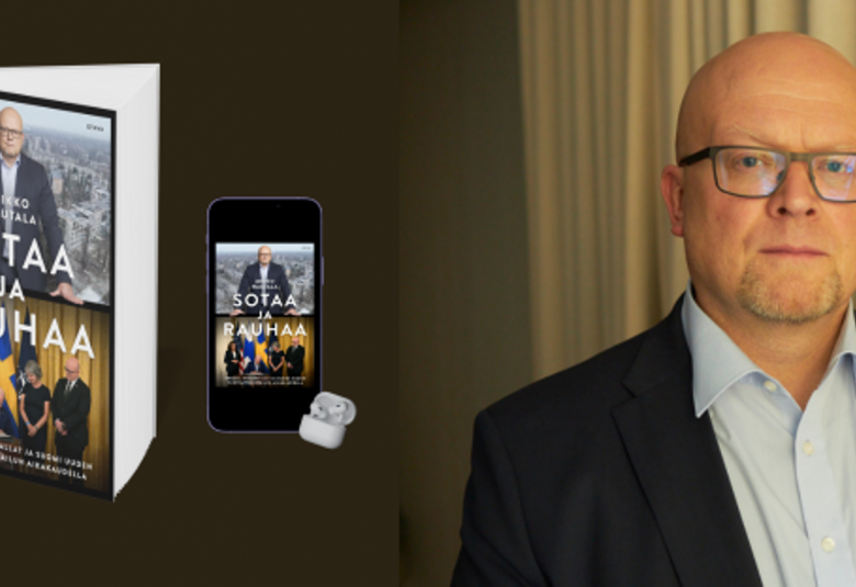 Kuvassa on vasemmalla kirjan kansi,  jossa kirjan nimi Sotaa ja rauhaa.  Siinä on yläpuolella Mikko Rauhalan kuva taustallaan harmaata kaupunkia. ja alapuolella Suomen Nato-sopimuksen allekirjoitustilanne. Oikealla vieressä on kännykän näyttö ja kirjan kansi sekä valkoinen pieni rasia, jossa on kuulokkeet.  Oikealla on Mikko Hautalan puolivartalokuva.  Tausta on musta.