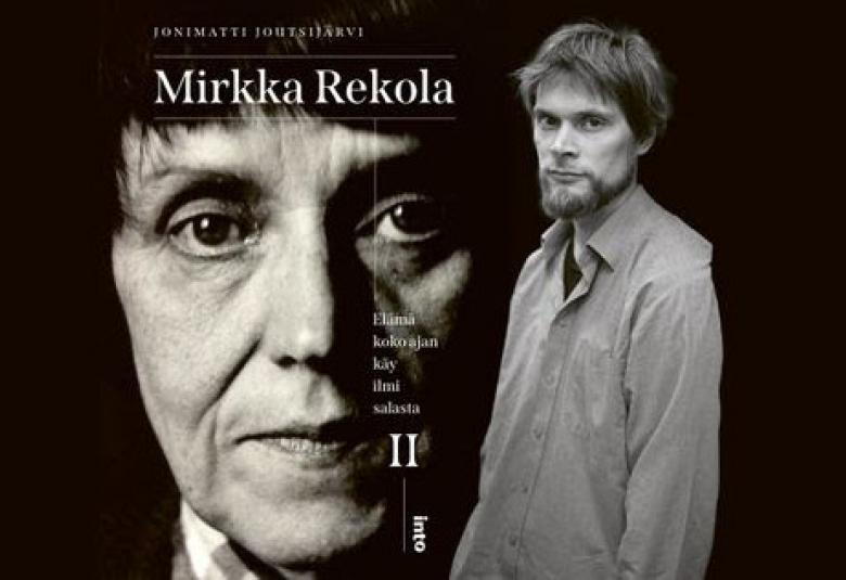 Kuvassa on mustalla pohjalla Mirkka Rekolan kasvot ja läpuollla on valkoisella nimi Mirkka Rekola ja pienillä, himmeillä teksteillä kirjailijan nimi. Oikealla on puolivartalokuvassa Jonimatti Joutsjärvi ja hän on pitkässä harmaassa paidassa. Kuva on musta-valkoinen.