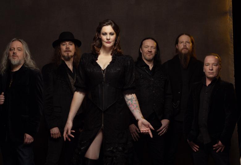Kuvassa ovat Nightwishin jäsenet seisomassa. Kaikilla on mustat vaatteet päällään. Keskellä on Floor Jansen ja hänen vasemmalla puolellaan on kaksi miestä ja oikealla puolella on kolme.