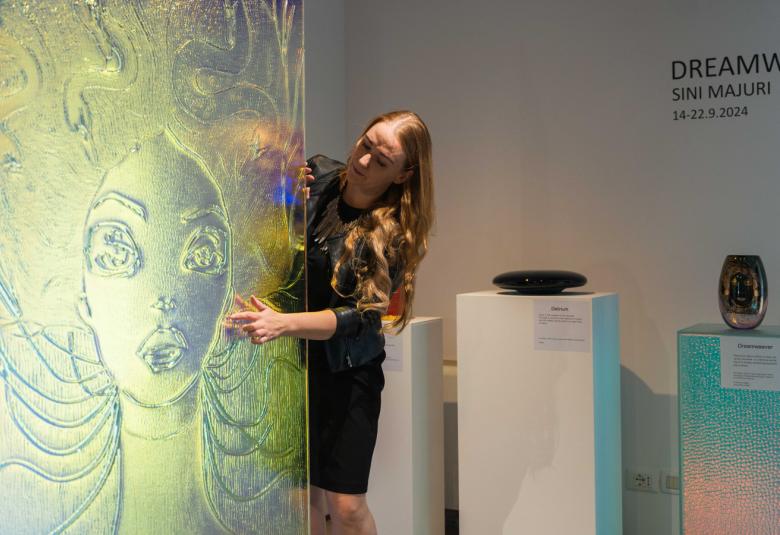 Sini Majurin teokset matkustivat pakettiauton mukana halki Euroopan ja lasia oli yhteensä 500 kg. Yhdellä lasilevyllä oli mittaa 2 m 10 cm ja painoa 80 kg. Majurin mukaan oli taito saada kaikki ehjänä veneisiin ja näyttelypaikalle. Tilaa ja rauhaa niiden tarkastelulle tarvittiin ja teokset pääsivät Italian merkittävimpiin kuuluvan lasitalon Berengon rakennukseen.  Näyttelytilassa oli kaksi huonetta: musta huone ja valkea huone. Mustaan huoneeseen oli sijoitettu yksisarvinen. Valkoisessa huoneessa piti paina