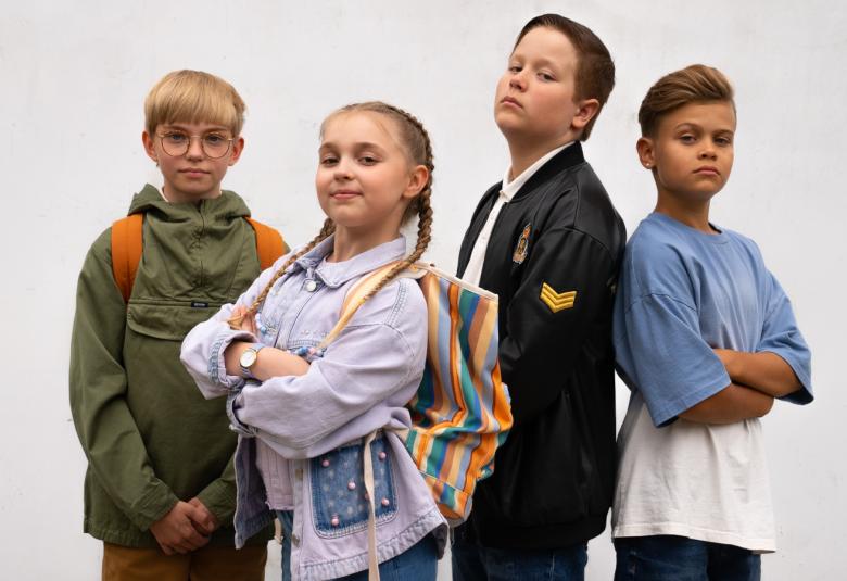 Kuvassa ovat Supermarsun näyttelijät Olavi lahti vihreässä hupparissa, Siiri Virtanen vaaleassa pusakassa ja kädet puuskassa, Albert Oksala tummassa pusakassa ja Eelis Sainio vaalean sini-valkoisessa puserossa. 