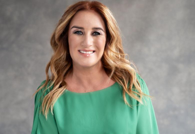 Kuvassa on Milana Misic puolivartalokuvassa.  Hänellä on vaalean vihreä pusero ja pitkät punertavat hiukset. Tausta on harmaa.