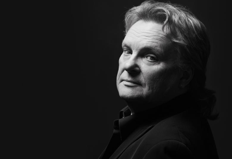 Kuvassa on Pepe Willberg kasvokuvassa.  Kuvassa on musta tausta ja siinä näkyvät vain Willbergin kasvot. 