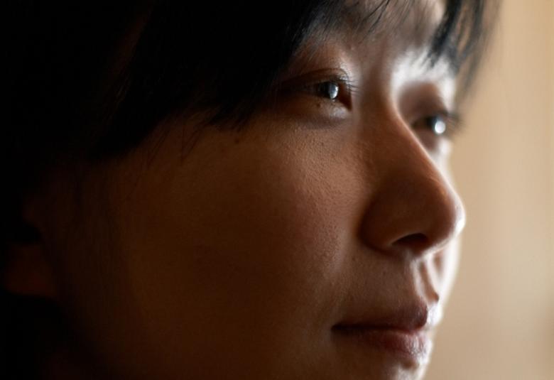 Kuvassa on Han Kangin sivuttaiskuva ja osassa kuvaa on tummennusta.