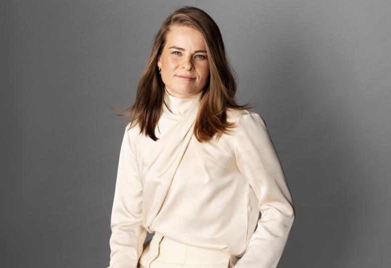 Kuvassa on Krista Pärmäkoski puolivartalokuvassa valkoisessa puserossa.  Tausta on harmaa.