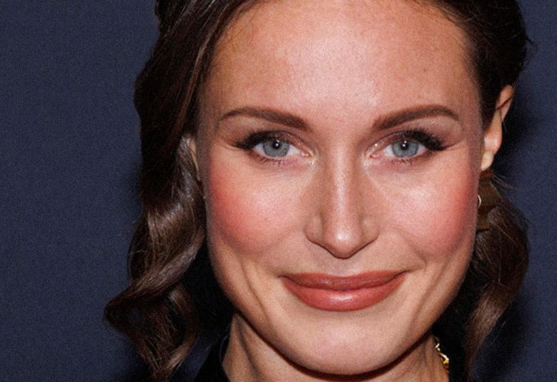 Kuvassa ovat Sanna Marinin kasvot. Tausta on tumman sininen. Kuva on osa kirjan kannesta. 