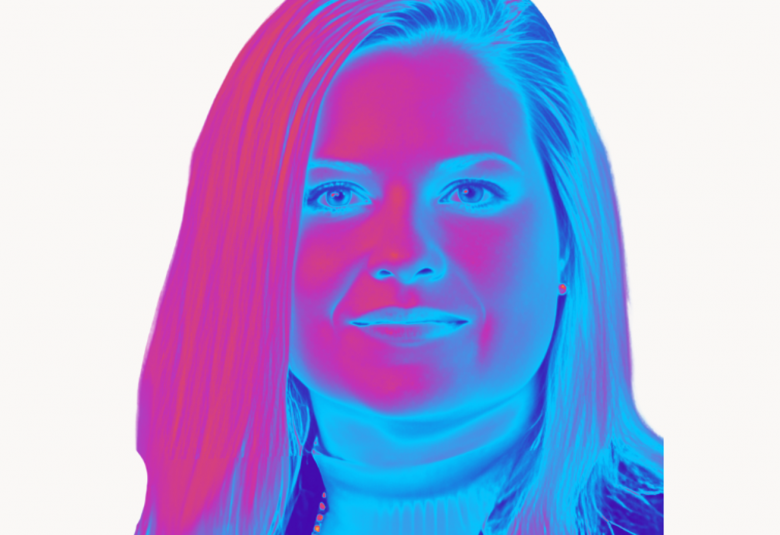 Kuvassa on naisen kasvot, jotka ovat violetin siniset. Hänellä on pitkät hiukset ja poolopaita. Tausta on valkoinen.