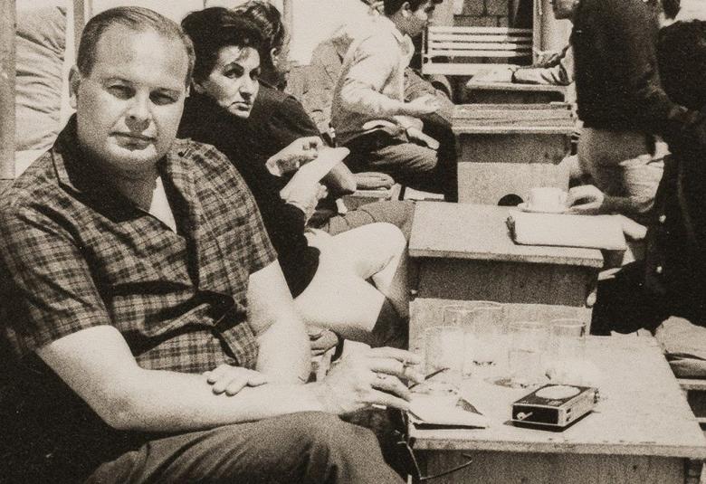 Kuvassa on Juhani Kirpilä keski-ikäisenä istumassa pöydässä ulkona seinän vieressä. Takana näkyy tumma nainen ja muita pöytiä. Kuva on musta-valkoinen ja osa kirjan kannesta.