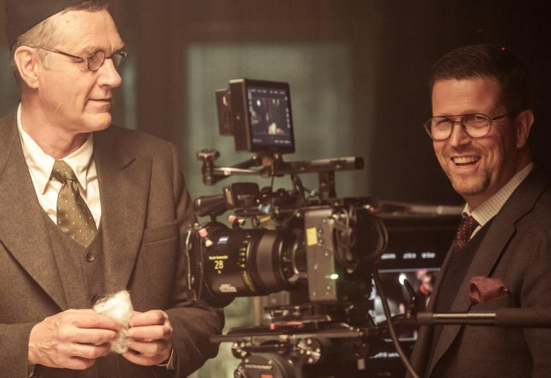 Kuvassa ovat vasemmalla Ville Virtanen ruskeassa takissa ja kipa päässään. Oikealla on Klaus Härö ruskessa takissa. Heidän välissään on filmikamera.