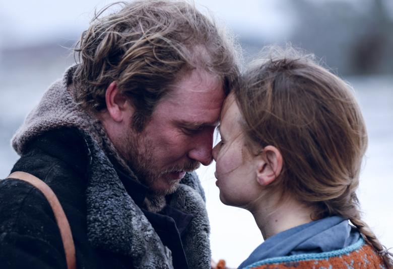 Kuvassa ovat Linus Troedsson ja Amanda Jansson otsat vastakkain ja sivuttain kasvokuvassa. Taustalla on lumista maisemaa.