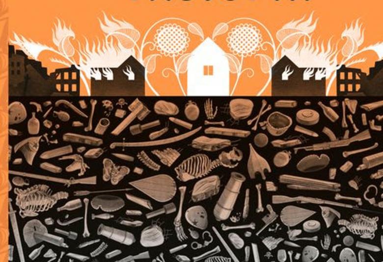 Yläosassa on oranssilla pohjalla valkoisia taloja, joista osa on tulessa.  Alla on mustalla pohjalla harmaita työkaluja, kiviä ym. tiiviinä pohjana. Kuva on osa kirjan kannesta.