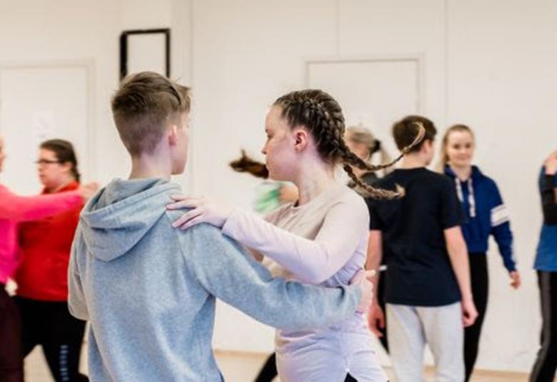 Kuvassa on nuoria tanssimassa perinteisiä paritansseja.