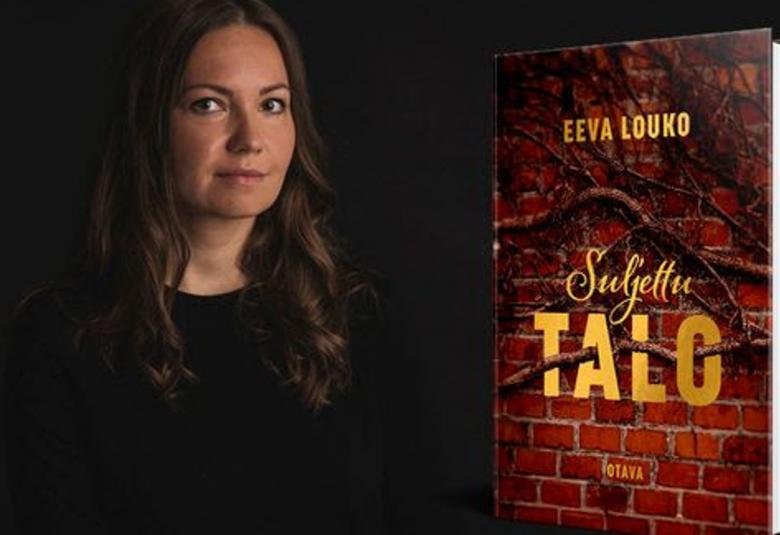 Kuvassa on vasemmalla puolivartalokuvassa Eeva Louko ja hänellä pitkät tummat hiukset. Oikealla on kirjan kansi, jossa on ruskean tiiliseinän päällä kirjan nimi Suljettu talo.