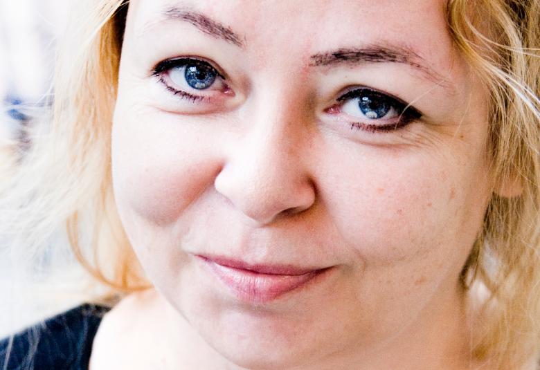 Kuvassa on Anni Sumari kasvokuvassa ja hänellä on vaaleat hiukset.