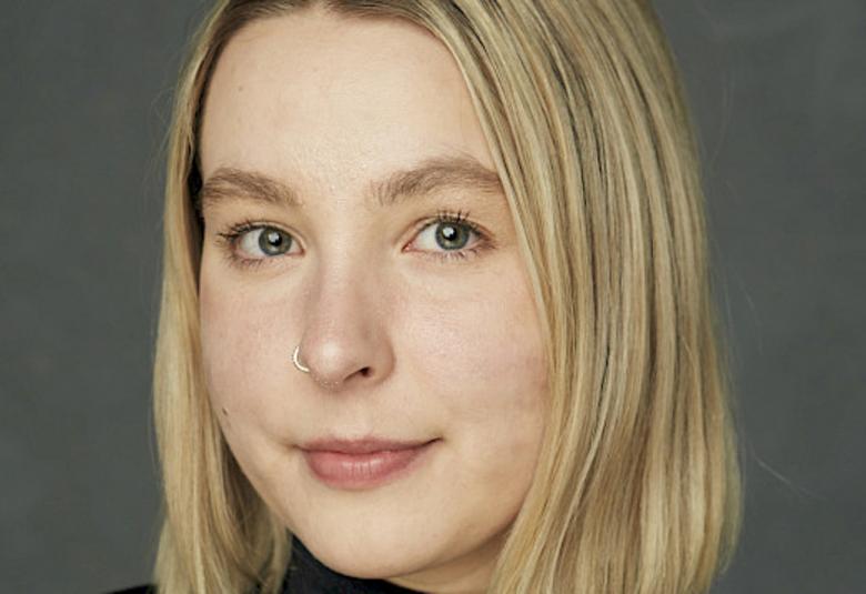 Kuvassa on Emilie Zilliacuksen kasvokuva ja hänellä on puolipitkät vaaleat, suorat hiukset. Tausta on harmaa.