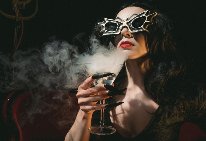 KOM-teatterin Vampirassa liikutaan outouden, tähteyden, unelmien ja ulkopuolisuuden teemoissa - Viidellä näyttelijälllä lähes 60 roolia