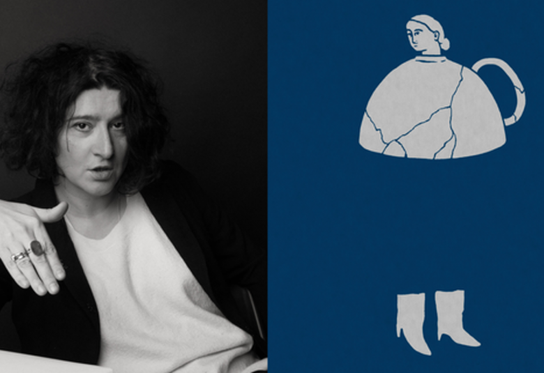 Kuvassa on kaksi osaa ja vasemmalla on Maria Stepanova istumassa puolivartalokuvassa. Kuva on musta-valkoinen. Oikealla on osa kirjan kannesta ja siinä on tumman sinisellä pohjalla vaalea piirroshahmo, josta on käännetyn kahvikuppi yläosana. Siinä on naisen pää.  Välillä on taustaväriä ja alla vaaleat jalat.