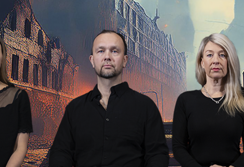 Kuvassa ovat seisomassa vakavina mustissa paidoissa vasemmalta Maija Rissanen, Sesa Lehto ja Yasmin Ashanullah. Taustalla on ruskeita vanhoja rakennuksia Moskovasta alkuiltavalaistuksessa ja taustalta näkyy räjähdyssavua.