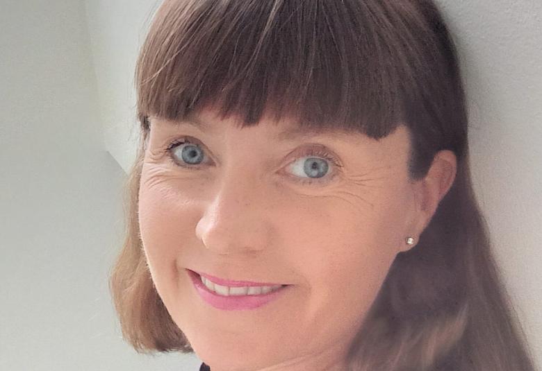 Kuvassa on Raakel Inkeri ja hänellä on tummat hiukset. Kua on kasvokuva.