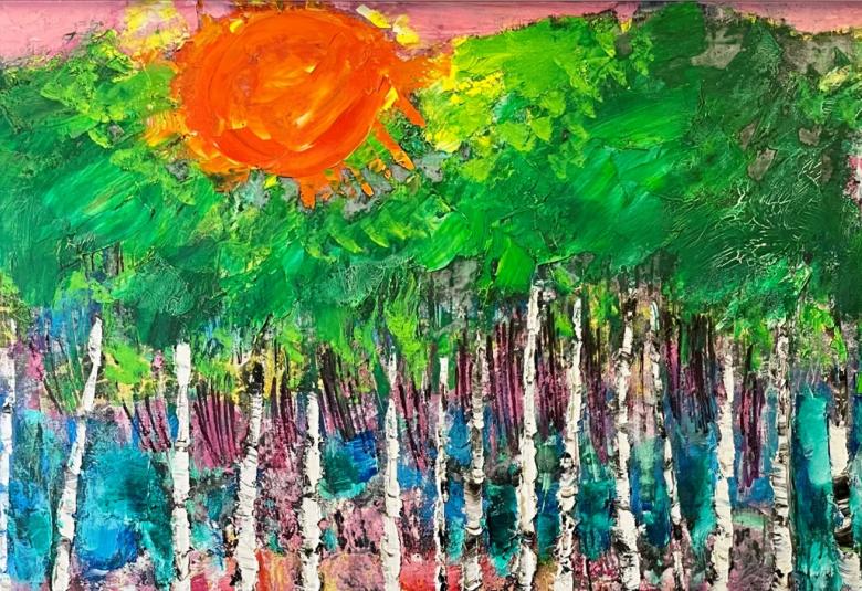 Kuvassa on punainen aurinko ja koivikkoa, jossa mustavalkoisia runkoja vihreää levistöä. 