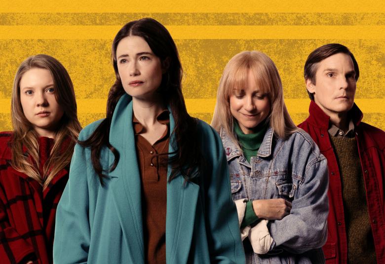 Kuvassa ovat seisomassa Satu Tuuli Karhu, Sara Soulié, Sanna-June Hyde ja Martin Bahne.  He kaikki ovat päällystakeissa. Tausta on vahvan keltainen.