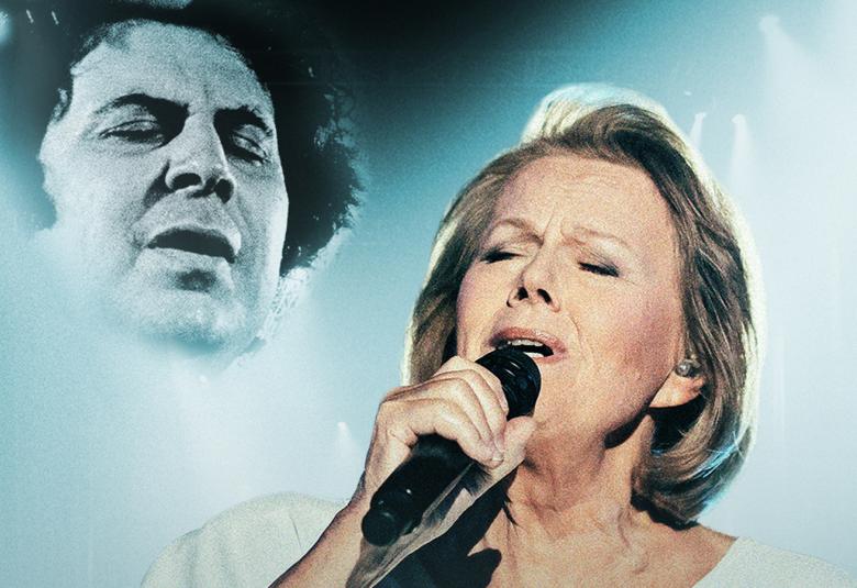 Kuvassa on Arja Saijonmaa laulamassa mikrofoni kädessään.  Hänestä on kasvokuva ja hänen takanaan on kasvokuva Mikis Theodorakiksesta. Tausta on vaalean sininen.