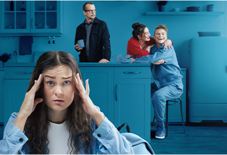 Kuvassa on taustalla sinertävä keittiö, jossa on vasemmalla keittiökalustoa ja oikealla seisoo mies. Hän katselee korkean tason takaa oikealla istuvaa naista ja poikaa. Nainen rutistaa poikaa kaulasta. Edessä vasemmalla istuu tyttö, joka pitää molempia käsiään ohimollaan.