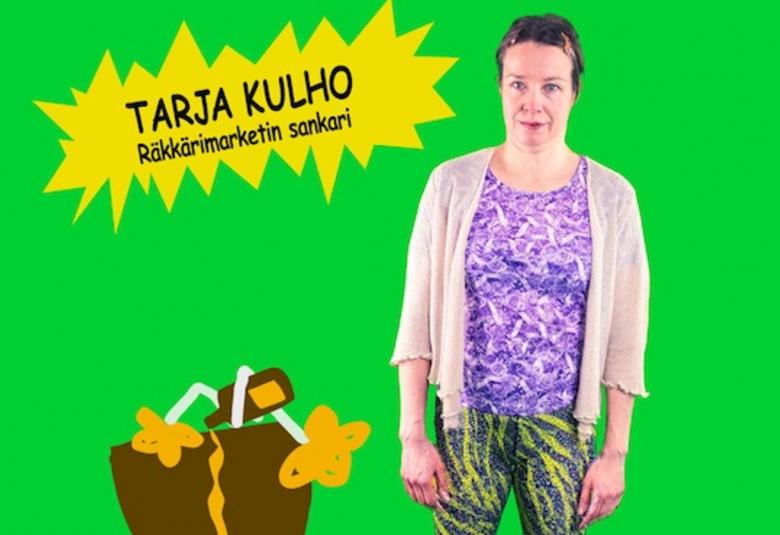 Kuvassa on oikealla seisomassa Eriikka Väliahde harmaassa villatakissa, violetissa treenipaidassa ja musta-vihreissä treenihousuissa. Vasemmalla alhaalla on ruskea kori, jossa on kukkia. Keskellä on teksti Tarja Kulho Räkkärimarketin sankari. 