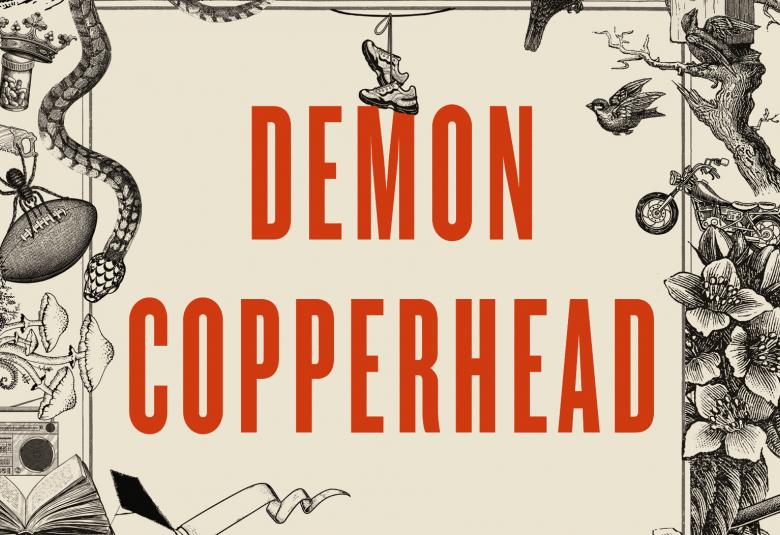 Kuvassa on kellertävällä pohjalla nimi punaisella tekstillä Demon Copparfield. Molemmissa sivuissa on mustalla piirroksia, joissa on erilaisia esineitä ja kukkia. Kuva on osa kirjan kannesta.