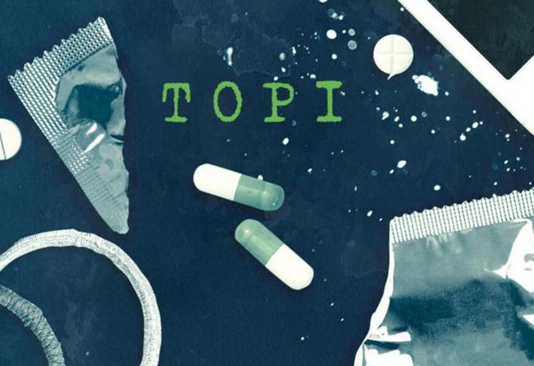 Kuvassa on osa kirjan Topi kannesta.  Siinä tumman siniharmaalla pohjalla muutamia valkoisia pillereitä, revittyö pilleripakkausta, vaaleita narurenkaita ja kaksi tummavalkoista lääkekapselia.