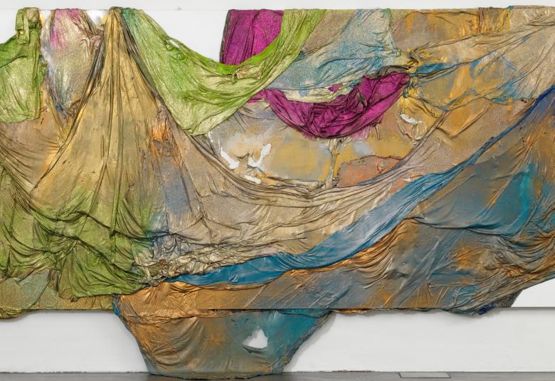 Kuvassa on teos, jossa on väreinä vihertävää ja ruskehtavaa pintaa. Siinä on epätasaisuuksia ja yläosassa punainen pinta sekä alempana turkoosia.