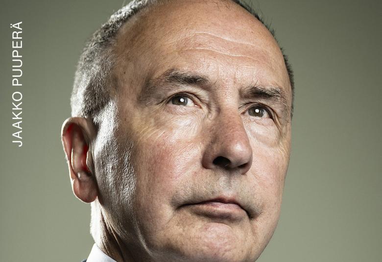 Kuvassa on Pekka Toveri kasvokuvassa ja hänen katseensa on oikealle yläviistoon.  Tausta on harmaan ruskea. Kuva on osa kirjan kannesta.