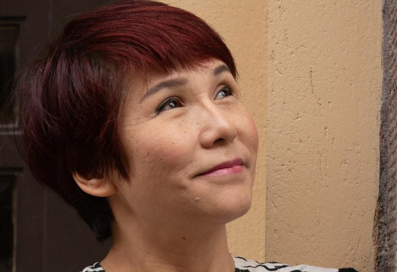  Kuvassa ovat TaoLinin kasvot vinosti ylöspäin oikealle. Hänellä on tummat ruskehtavat hiukset.  