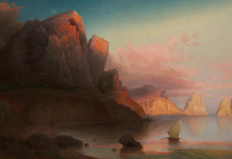 Kuvassa on vasemmalla on tummaa höyrystynyttä pilveä ja sen läpi näkyy iso vuori ja sen takana pienempiä vaaleita vuoria. Edessä on sinistä vettä ja siinä etualalla veneitä.