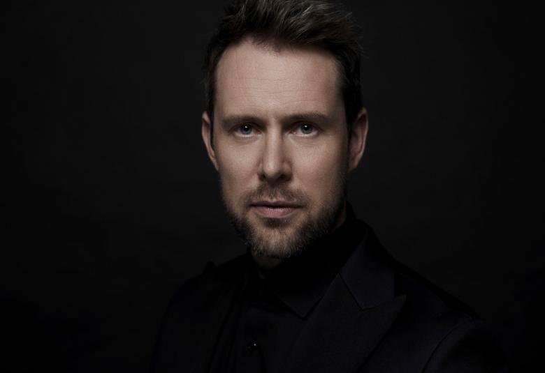 Kuvassa on Waltteri Torikka kasvokuvassa ja hänen kasvonsa ovat tummassa taustassa himmennetysti.